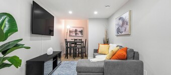 Latobir Modern,stylish 2BR Suite Private Entrance