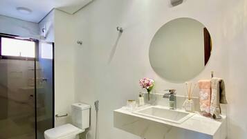 Sèche-cheveux, serviettes fournies, papier toilette