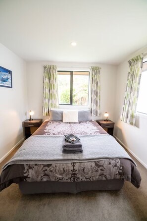 3 bedrooms, iron/ironing board, WiFi, bed sheets