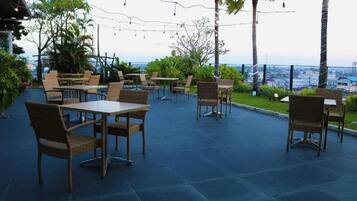 Tempat makan outdoor