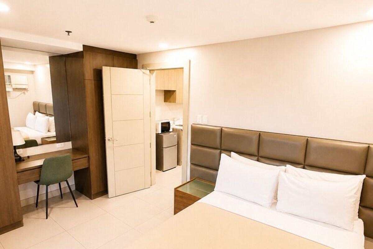One Bedroom Suite | Desk, WiFi (free), bed sheets
