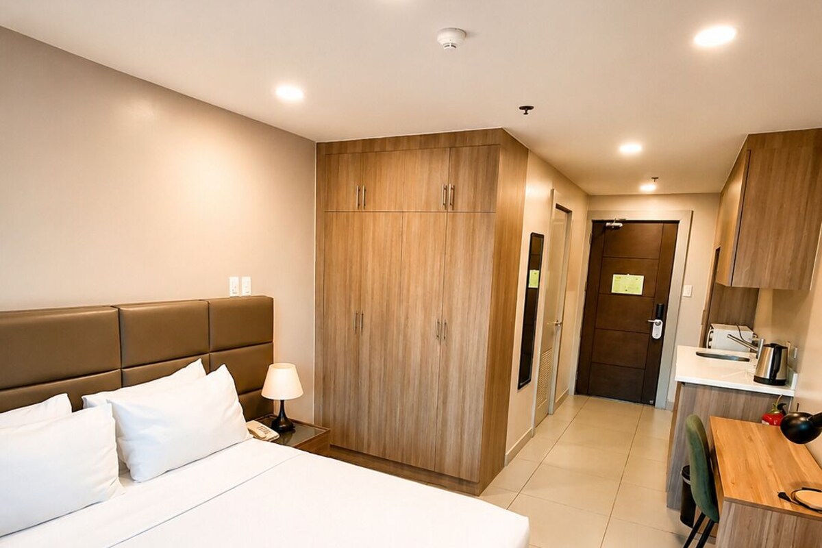 Deluxe Queen Room | Desk, WiFi (free), bed sheets