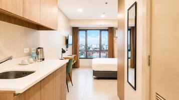 Deluxe Queen Room | Desk, free WiFi, bed sheets