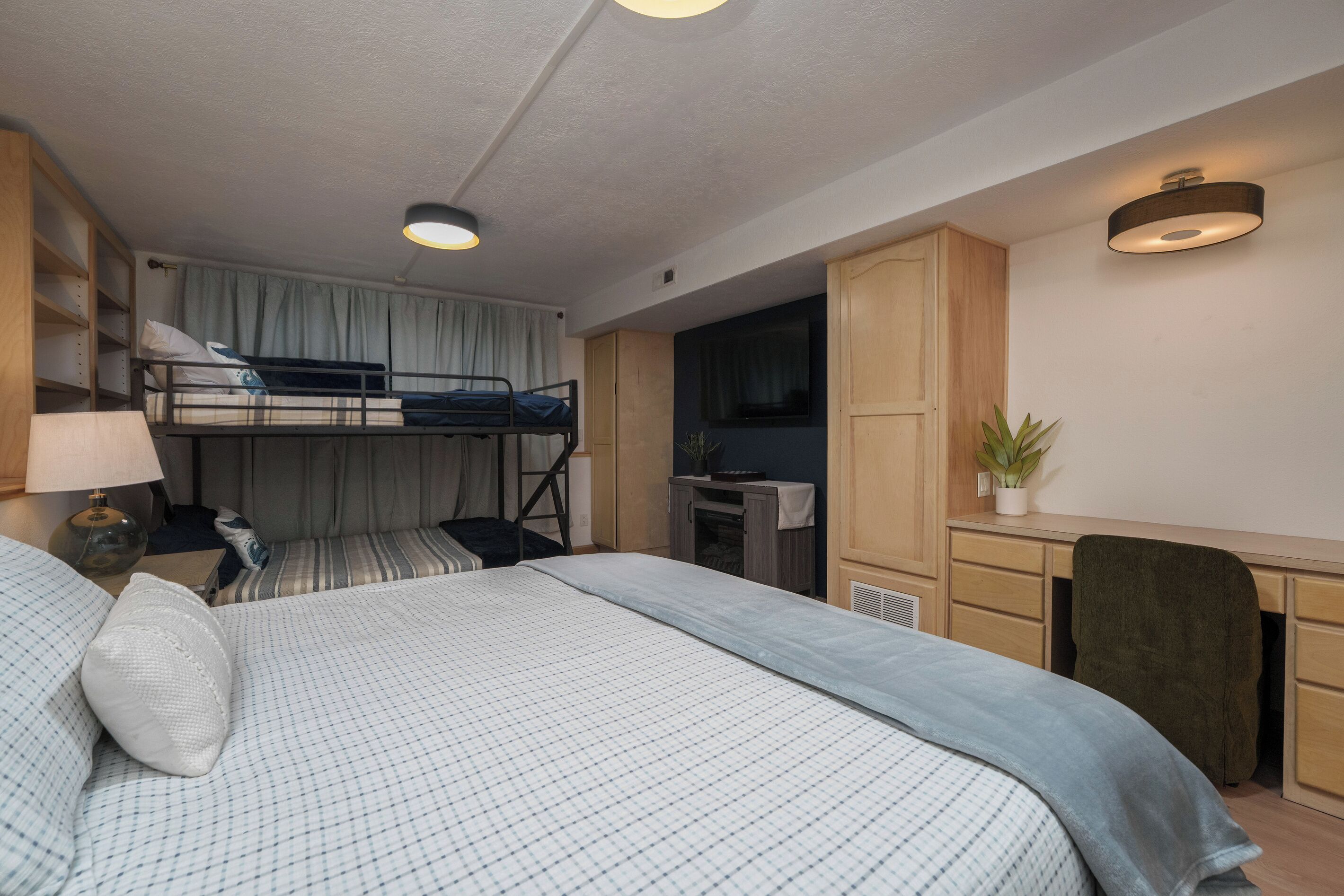 4 bedrooms, desk, iron/ironing board, travel cot