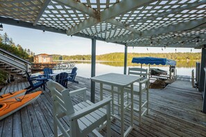Outdoor dining - $1M Lakefront View, Private Dock, Kayaks, Hot Tub (Florence)