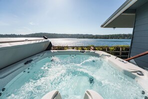 Outdoor spa tub - $1M Lakefront View, Private Dock, Kayaks, Hot Tub (Florence)