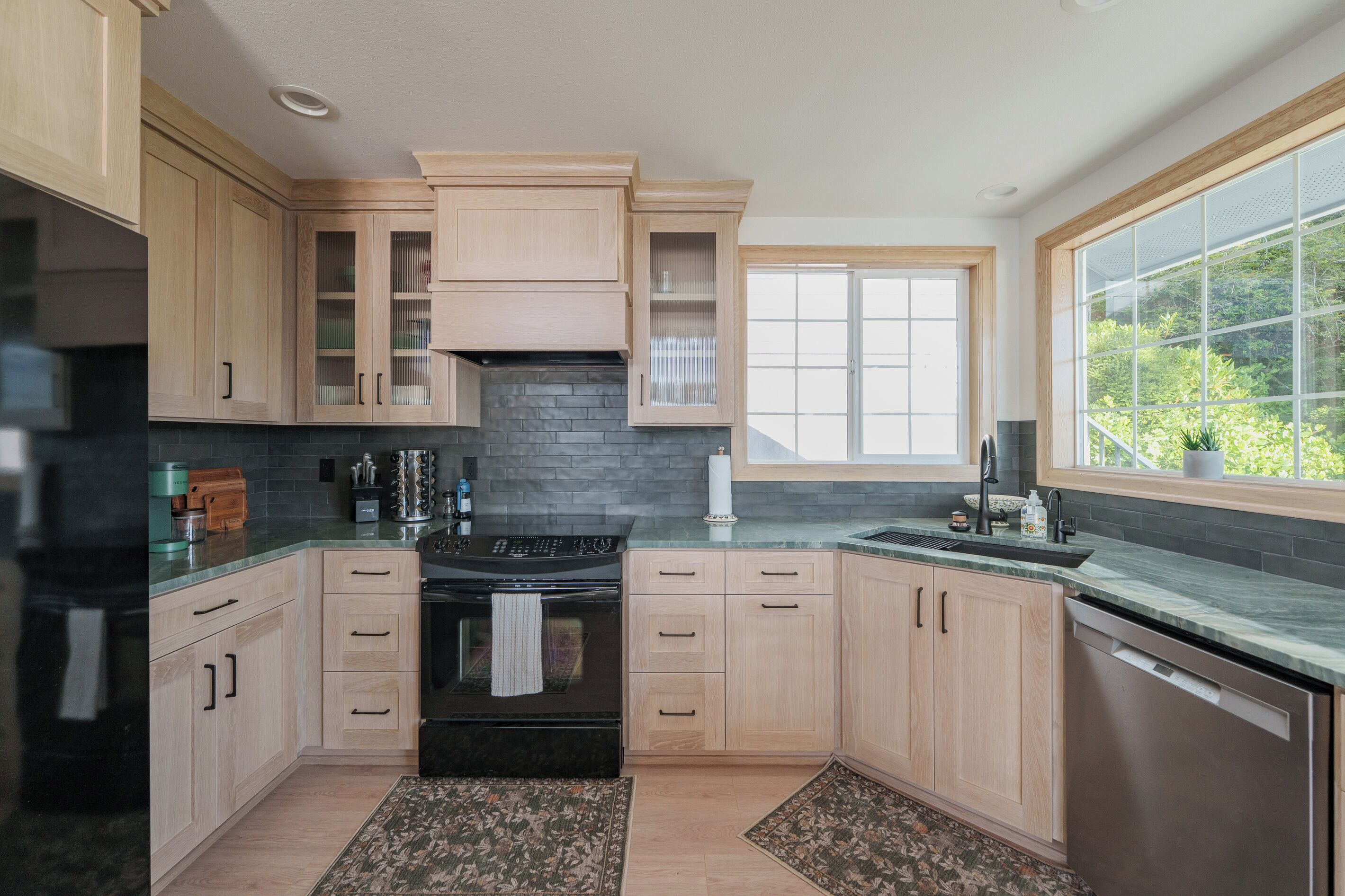 Coffee/tea maker, fridge, microwave, oven
