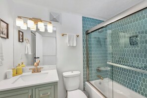 Bathroom - Golden Splash, HotTub & Fire Pit, 15 Min2CVG (Florence)