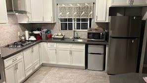 Coffee/tea maker, fridge, microwave, oven