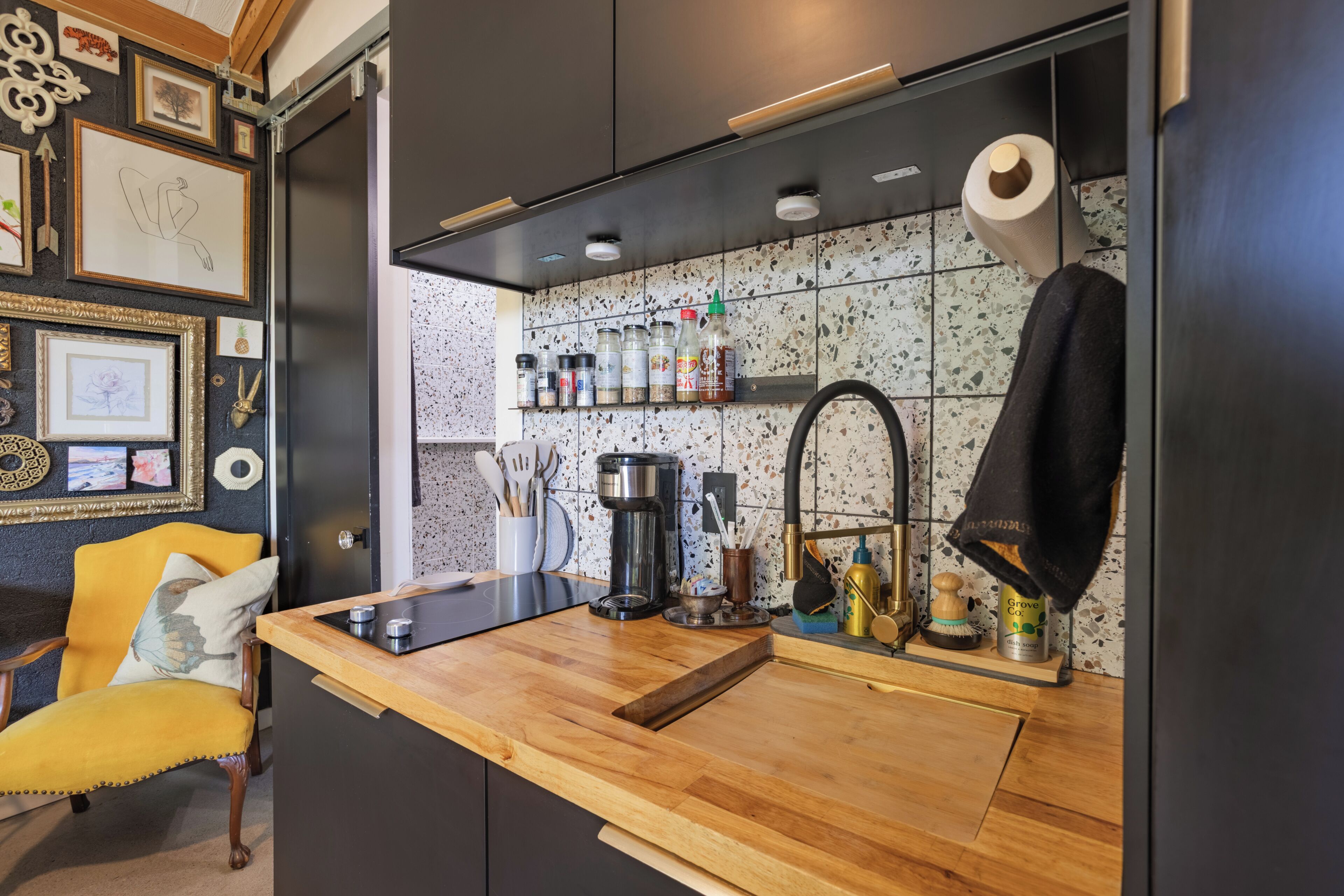 Wasserkocher mit Kaffee-/Teezubehör, Kühlschrank, Mikrowelle, Ofen
