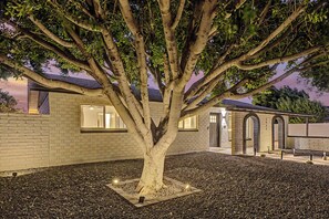 A tree in front of a building with a brick wall and a window. - NEW Ocotillo Luxe Retreat Scottsdale Old Town (Scottsdale)