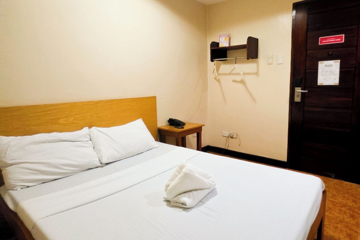 Habitación estándar | Escritorio y ropa de cama