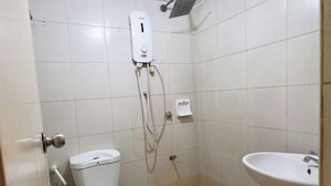 Camera Deluxe | Bagno | Doccia, soffione a pioggia, asciugamani, sapone