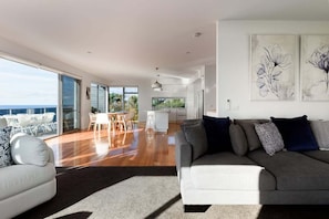 TV - Family-Friendly Coastal Home with Ocean Views (Burnie)