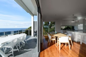 Outdoor dining - Family-Friendly Coastal Home with Ocean Views (Burnie)