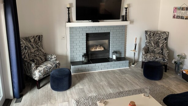 Living area - Beautiful and Spacious Home w/ Huge Yard in Quiet Family Cul‑de‑Sac (Calgary)