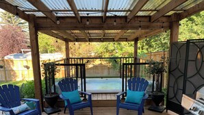 Terrace/patio - Beautiful and Spacious Home w/ Huge Yard in Quiet Family Cul‑de‑Sac (Calgary)
