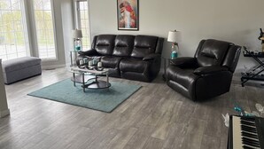 Living area - Beautiful and Spacious Home w/ Huge Yard in Quiet Family Cul‑de‑Sac (Calgary)