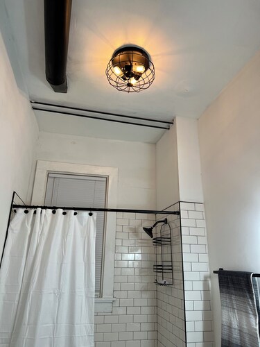 Historic Apt. Adjacent to Capitol/2 Queen Bds Loft Style near Medical/State Fair
