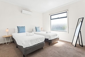 3 bedrooms, iron/ironing board, travel cot, WiFi - Domi Rentals - The Fregon Townhouse (Clayton)