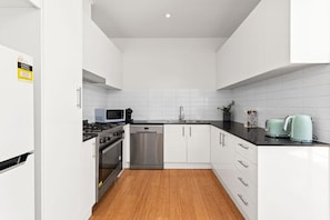 Fridge, microwave, oven, stovetop - Domi Rentals - The Fregon Townhouse (Clayton)