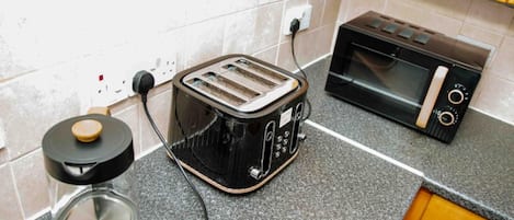 Refrigerador, microondas, horno y parrilla de estufa