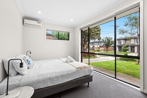 4 bedrooms, iron/ironing board, travel cot, WiFi - Domi Rentals - The Jaguar Home (Clayton)