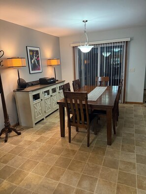 Dining - Superb 2-bedroom house in Oshkosh - WALKING DISTANCE TO EAA (Oshkosh)