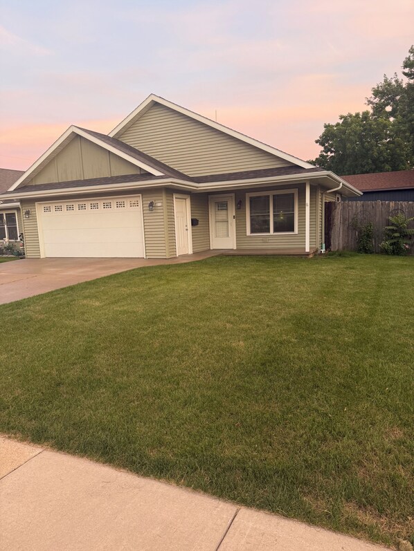 Exterior - Superb 2-bedroom house in Oshkosh - WALKING DISTANCE TO EAA (Oshkosh)