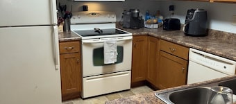 Superb 2-bedroom house in Oshkosh - WALKING DISTANCE TO EAA