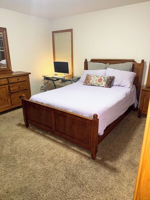 Room - Superb 2-bedroom house in Oshkosh - WALKING DISTANCE TO EAA (Oshkosh)