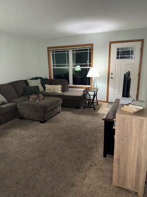 Living area - Superb 2-bedroom house in Oshkosh - WALKING DISTANCE TO EAA (Oshkosh)