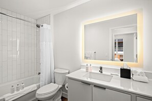 Secador de pelo, toallas, shampoo, papel higiénico