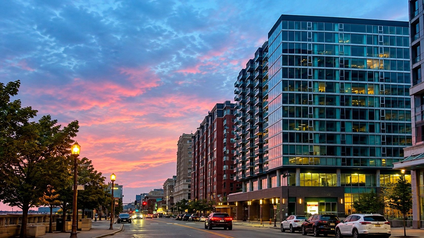 Un edificio de varios pisos con un estilo arquitectónico moderno, que presenta un frente de vidrio y una serie de balcones.