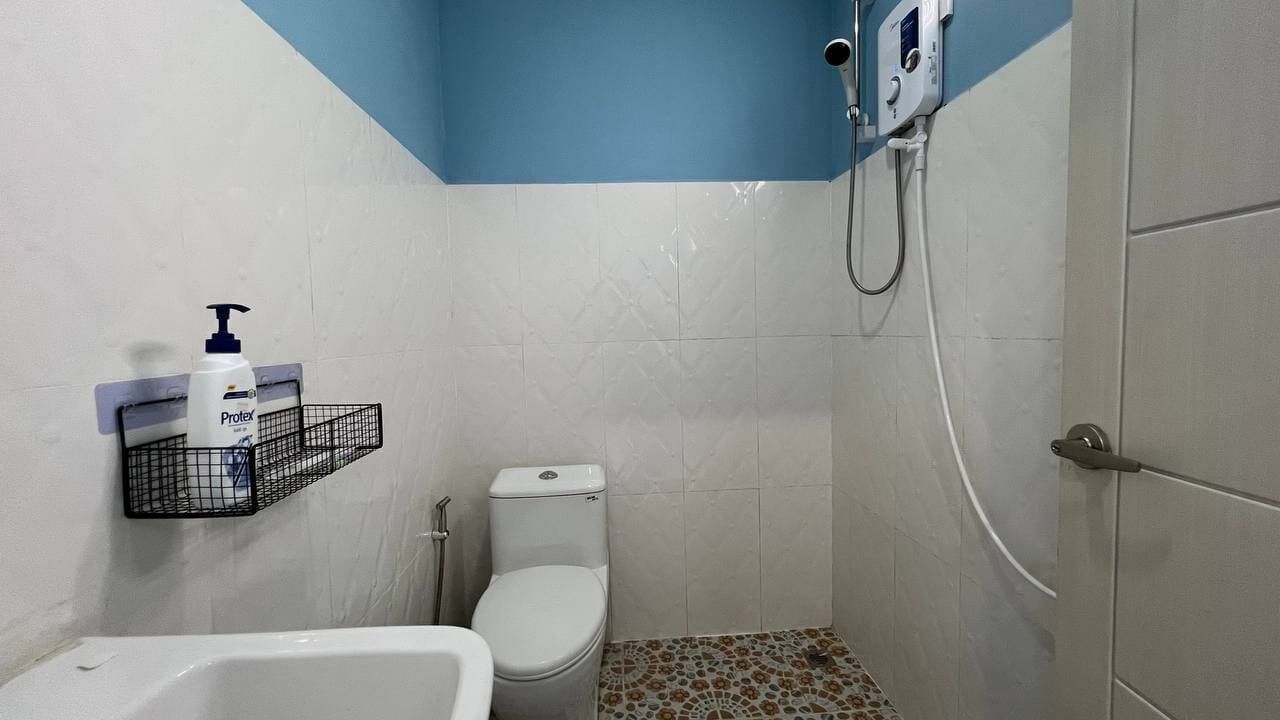Camera familiare, vista giardino | Bagno | Doccia, asciugamani, sapone, shampoo