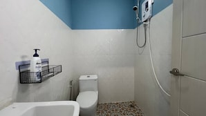 Family Room, Garden View | Bathroom | Shower, towels, soap, shampoo - Mango Bungalows & Hostel Koh Rong (Koh Rong)