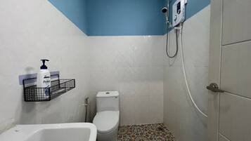Camera familiare, vista giardino | Bagno | Doccia, asciugamani, sapone, shampoo