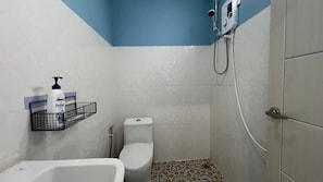 Habitación familiar, vistas al jardín | Baño | Ducha, toallas, jabón y champú