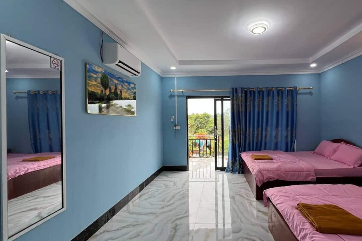Habitación familiar, vistas al jardín | Escritorio y wifi gratis