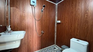 Standard Twin Room, Ocean View | Bathroom - Mango Bungalows & Hostel Koh Rong (Koh Rong)