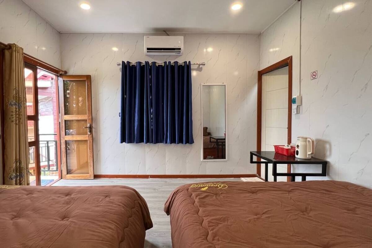 Habitación estándar con 2 camas individuales, vistas al mar | Escritorio y wifi gratis