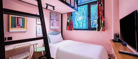 Habitación superior con 2 camas individuales, vista a la ciudad | Espacio para trabajar con laptop, cortinas blackout y wifi gratis
