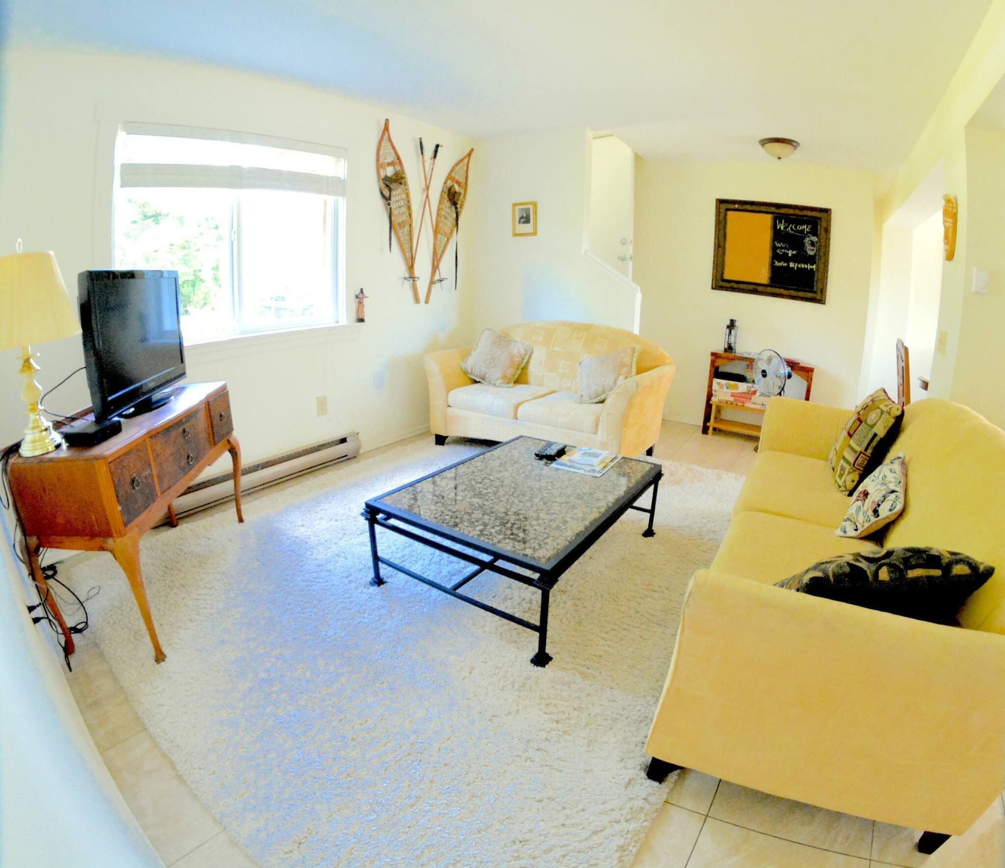 Departamento, 2 habitaciones, para fumadores | Sala de estar | Libros 
