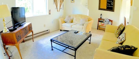 Apartment, 2 Bedrooms, Smoking | Living room