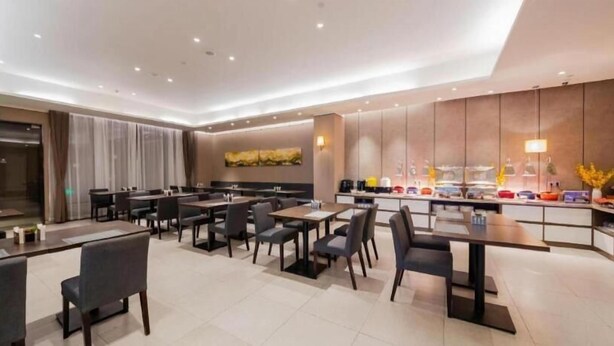 A modern restaurant with multiple dining tables and chairs, a buffet area with various food items, and a large abstract painting on the wall. - Homeinn Plus Shanghai Zhangjiang Park (Shanghai)