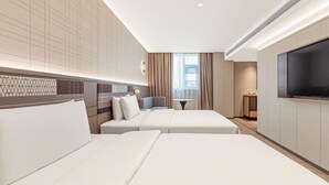A modern hotel room with a large bed, a desk, and a TV. - Homeinn Plus Shanghai Zhangjiang Park (Shanghai)