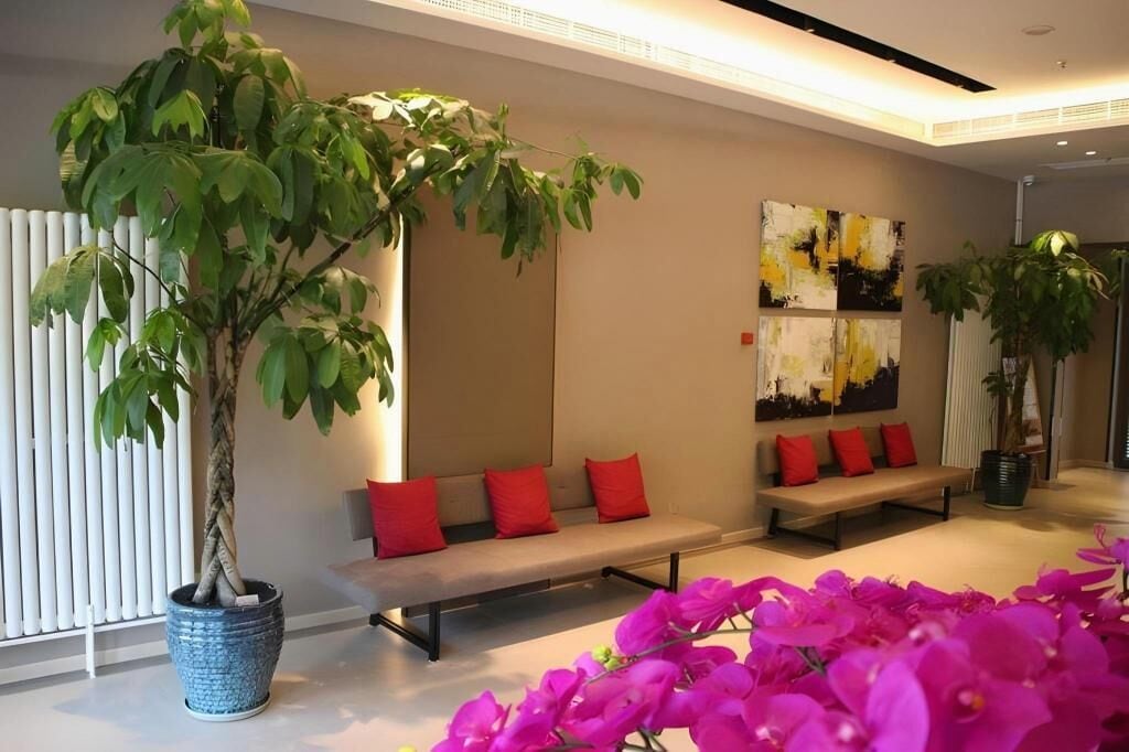 Un interior moderno con una zona de estar, plantas en macetas y obras de arte en la pared.