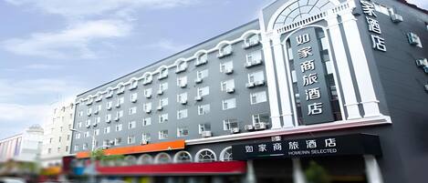 A multi-story hotel with a prominent sign indicating it is a home inn.
