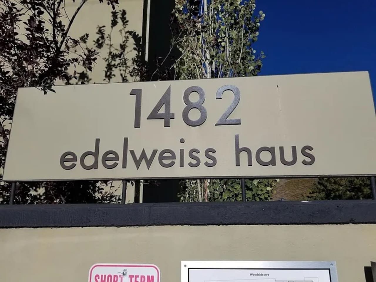 Une enseigne portant le numéro 1482 et l'inscription « Edelweiss Haus », indiquant le nom d'un hôtel ou d'un établissement.