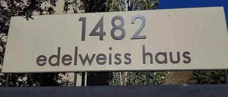 Une enseigne portant le numéro 1482 et l'inscription « Edelweiss Haus », indiquant le nom d'un hôtel ou d'un établissement.